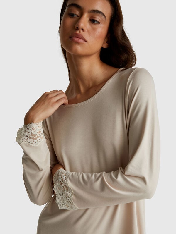 Flowy nightshirt with lace Women