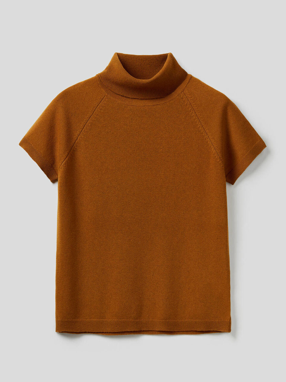 Short sleeve turtleneck in cashmere and wool blend image number 1