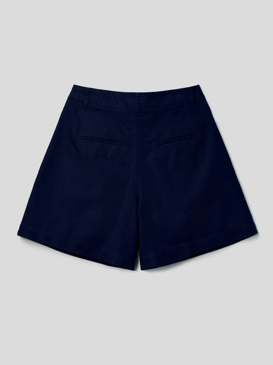Shorts with wide leg in linen blend image number 2