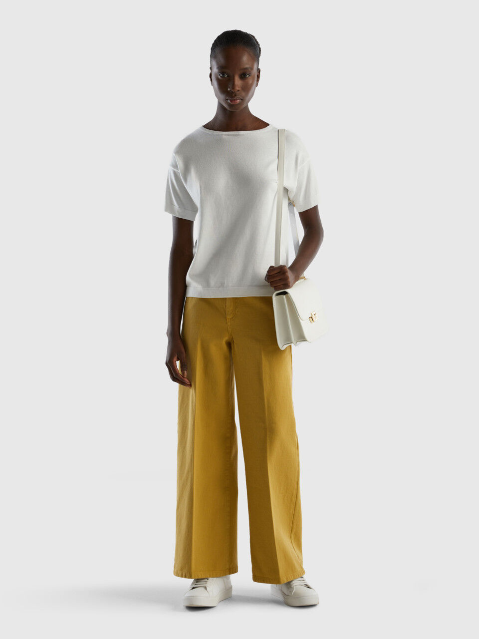 High-waisted trousers with wide leg