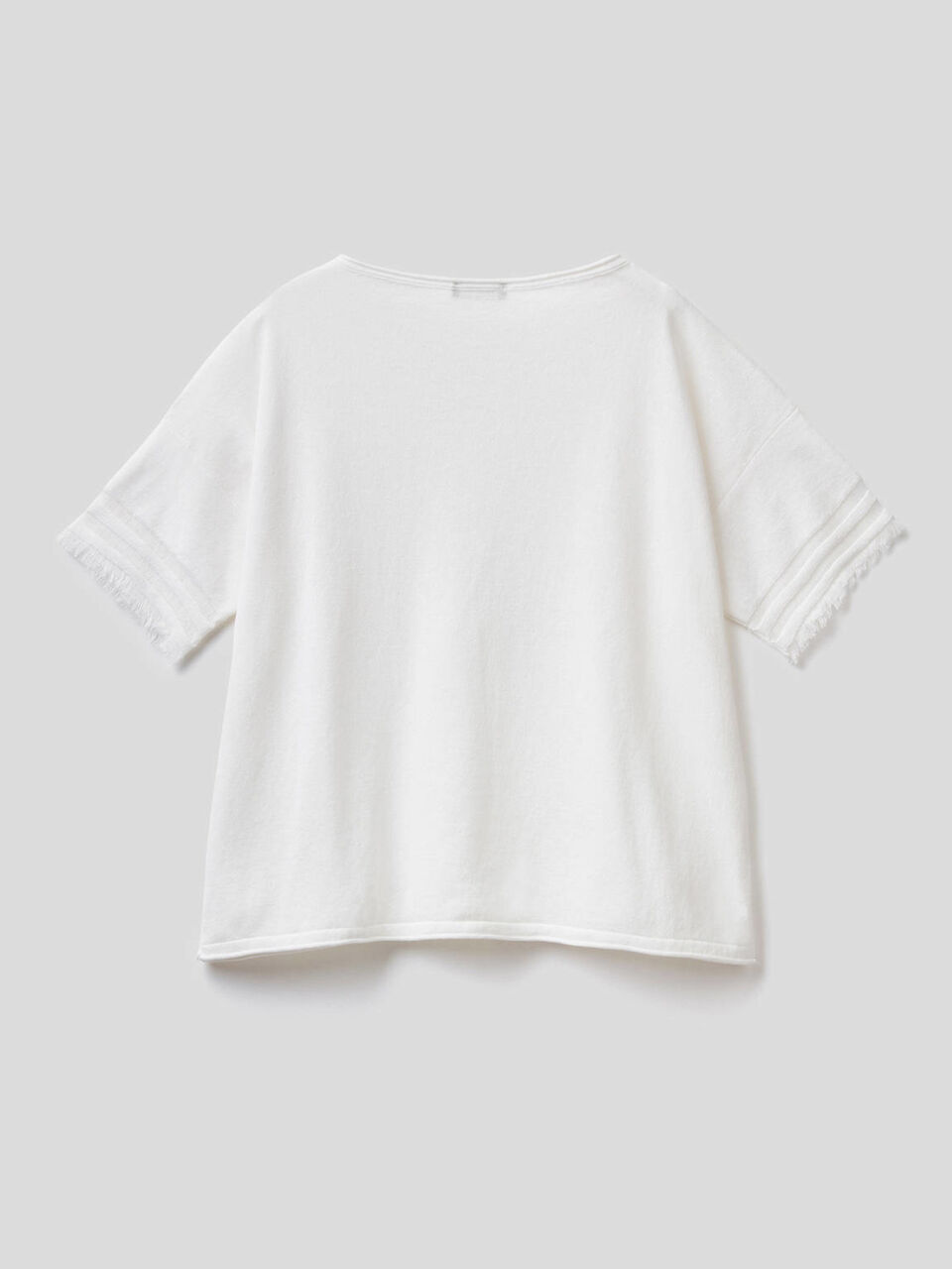 Sweater with frayed sleeves image number 2