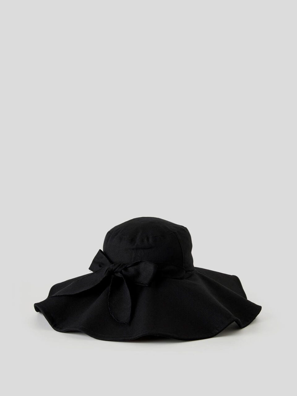 Hat with wide brim image number 2