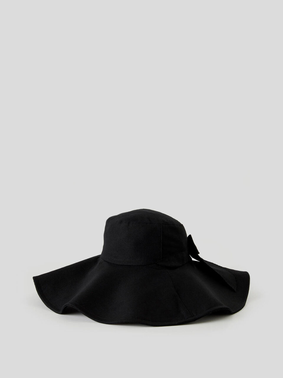 Hat with wide brim image number 1