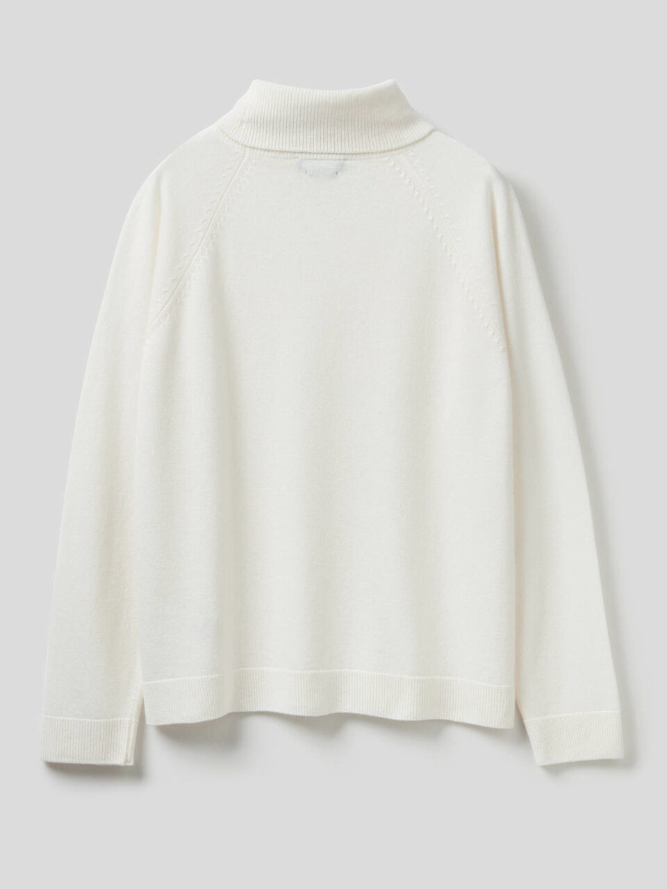 Turtleneck sweater in cashmere and wool blend image number 2
